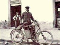 Ferdinand Budicki motociklom marke Laurin - Klement 1902. vozi put od Beča do Zagreba za tada rekordnih 13 h i 45 min  Ferdinand Budicki motociklom marke Laurin & Klement 1902. vozi put od Beča do Zagreba za tada rekordnih 13 h i 45 min, dočekan je na Trgu bana Josipa Jelačića, a uspjeh su prenijele mnogobrojne svjetske novine. 1903. motorom Puch po Europi prešao je 6000 km u 28 dana. Ubrzo su se motocikli mogli kupovati kod njega u dućanu u Marovskoj ulici (lokacija današnjeg restorana Blato). Iz monografije BEŠTE, LJUDI – IDE AUTO (Povijest automobilizma u Hrvatskoj 1898. -1945.), autor Valentino Valjak, Zagreb 2013. godine.